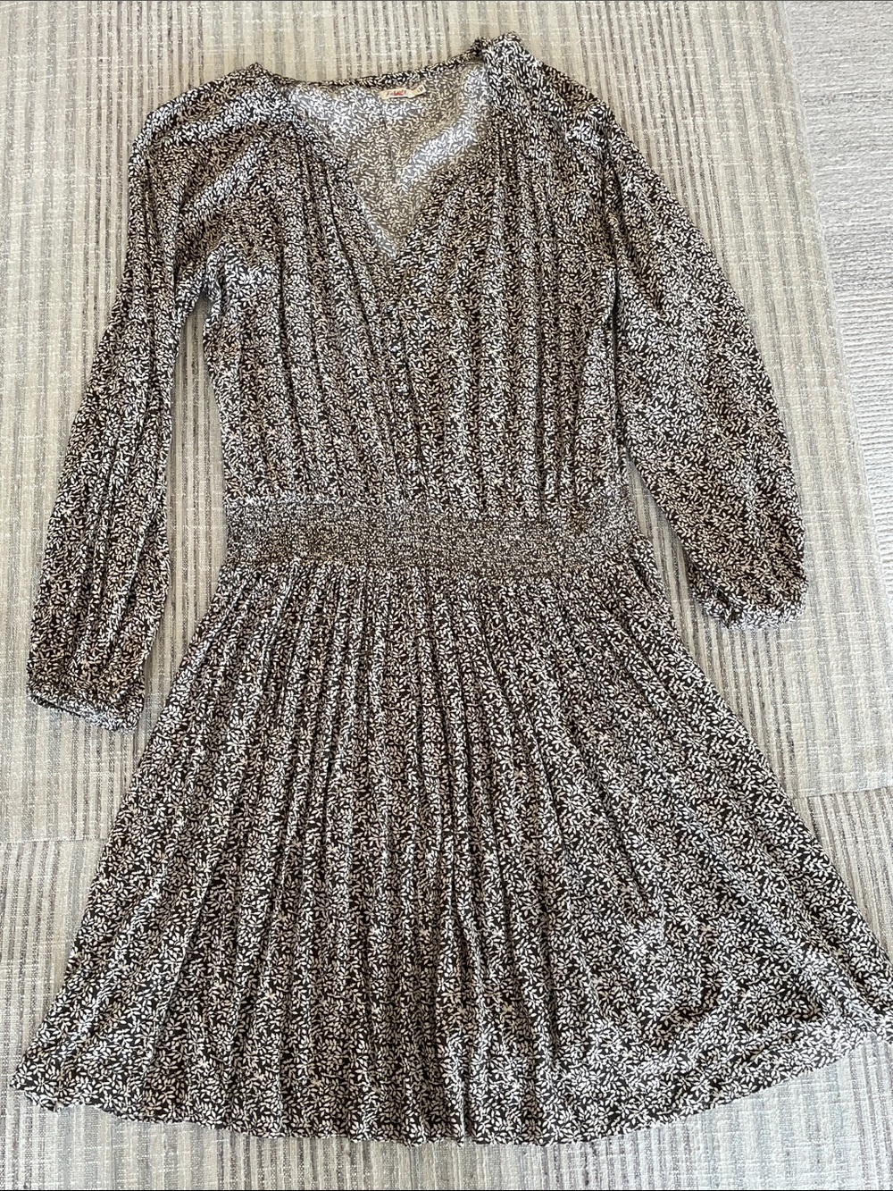 Faherty Printed V-Neck Long Sleeve Pleated Skirt Dress - Moss & Off-White